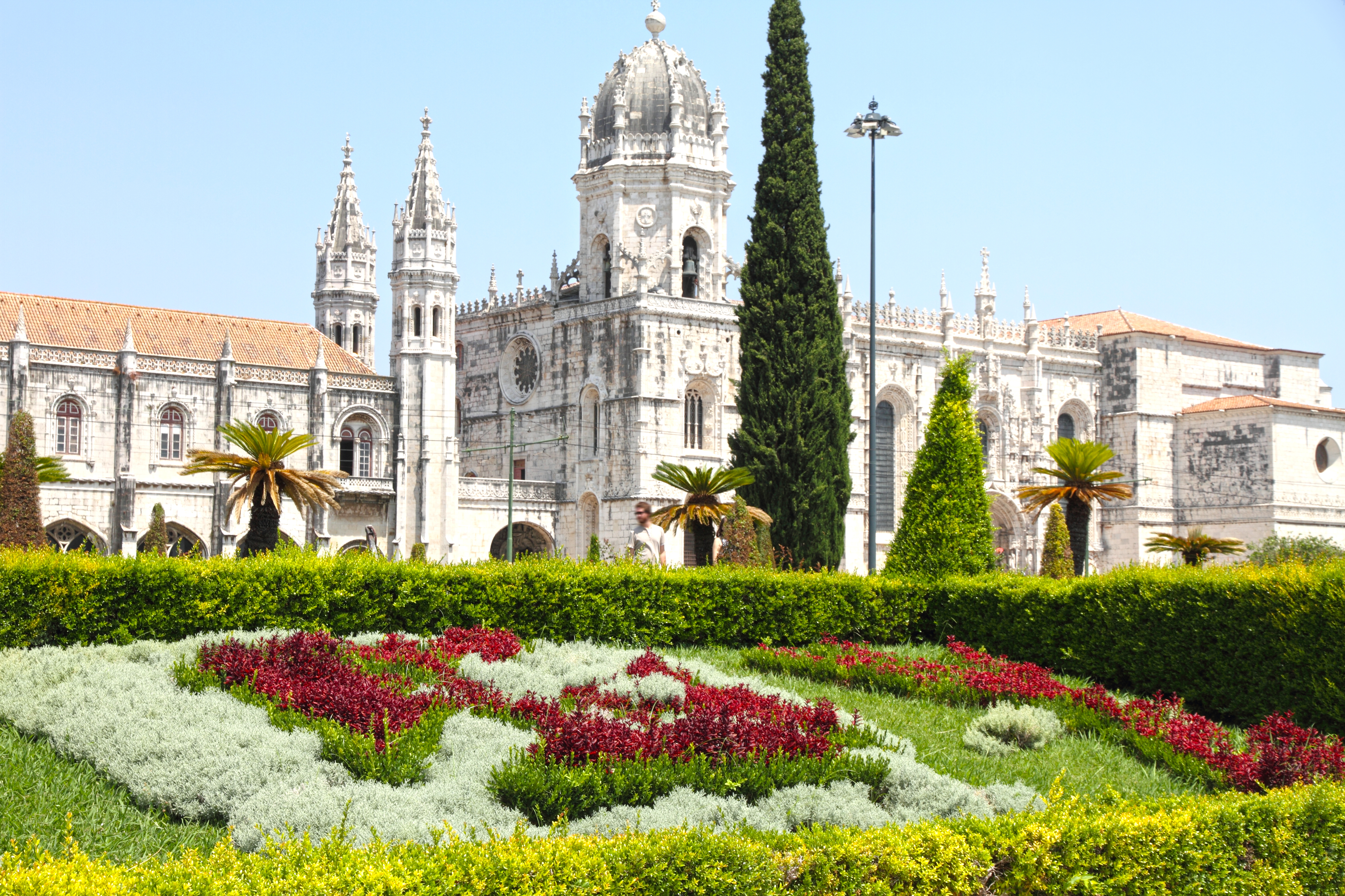 Historiske Jeronimos Kloster med gotisk arkitektur og farverig have i Belem, Lissabon, Portugal