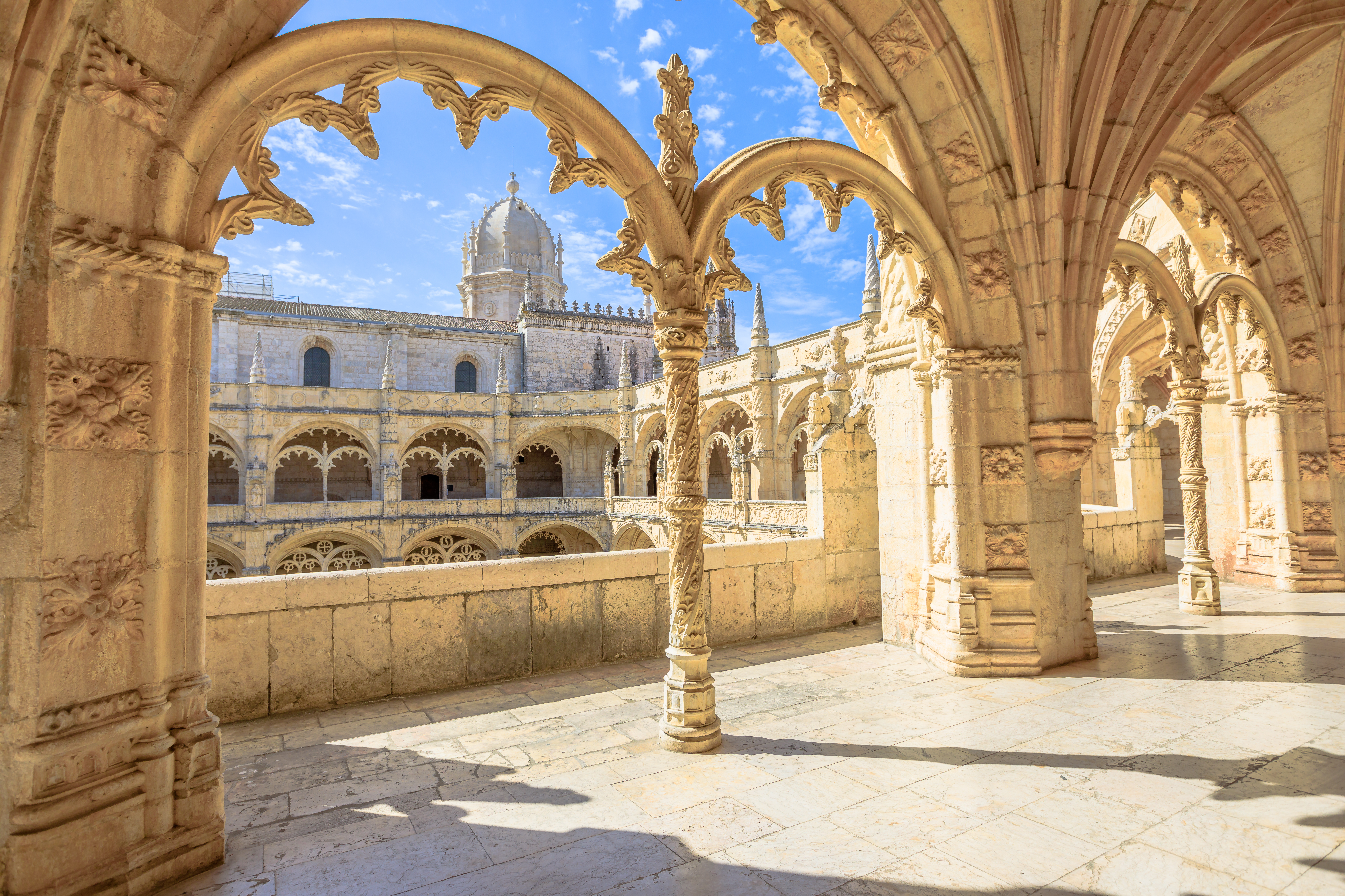 Historiske Jeronimos Kloster med gotiske buer og søjlegange i Belem, Lissabon Portugal