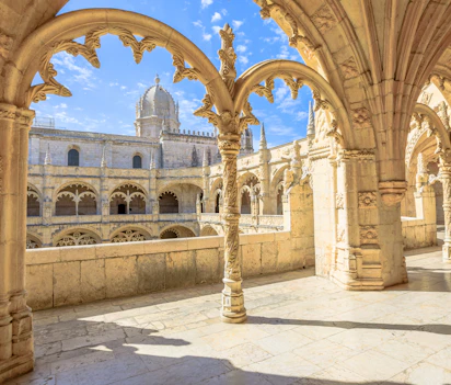 Historiske Jeronimos Kloster med gotiske buer og søjlegange i Belem, Lissabon Portugal