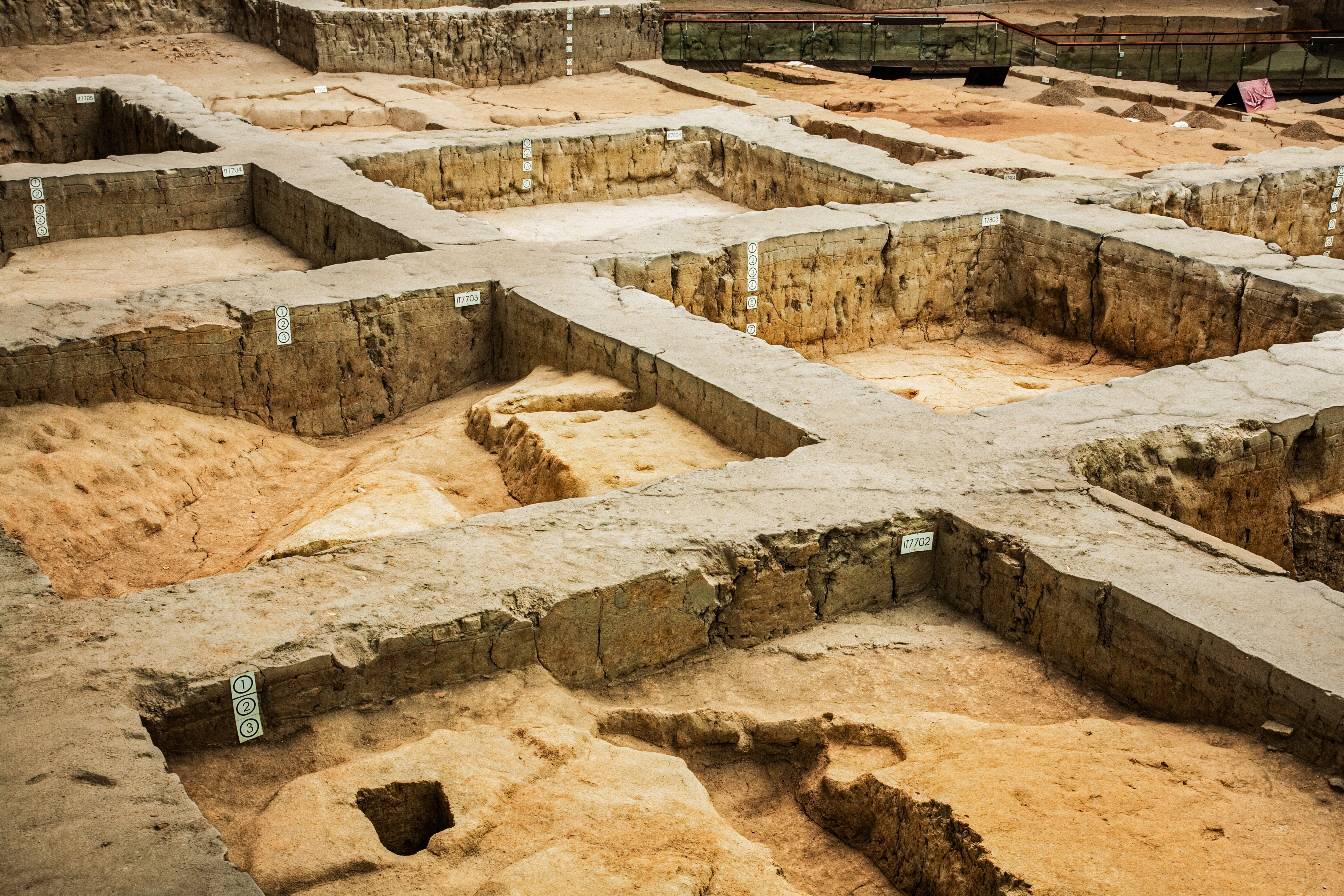 Arkæologisk udgravningsområde på Jinsha Museum i Chengdu med bevarede ruiner fra det gamle Shu-rige