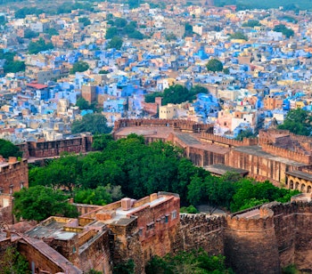 Betagende luftudsigt over Jodhpur, kendt som Den Blå By, med dens karakteristiske blåmalede huse set fra Mehrangarh-fortet i Rajasthan, Indien