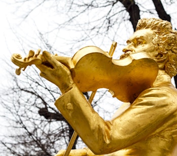 Den berømte forgyldte statue af Johann Strauss med violin i Stadtpark i Wien, et ikonisk mindesmærke for den østrigske valsekomponist og en populær seværdighed