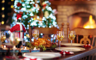 Julemiddag med stegt kalkun og hvidvin ved hyggelig pejs