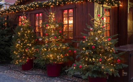 Hyggelig julebod med lysende juletræer og festlige dekorationer