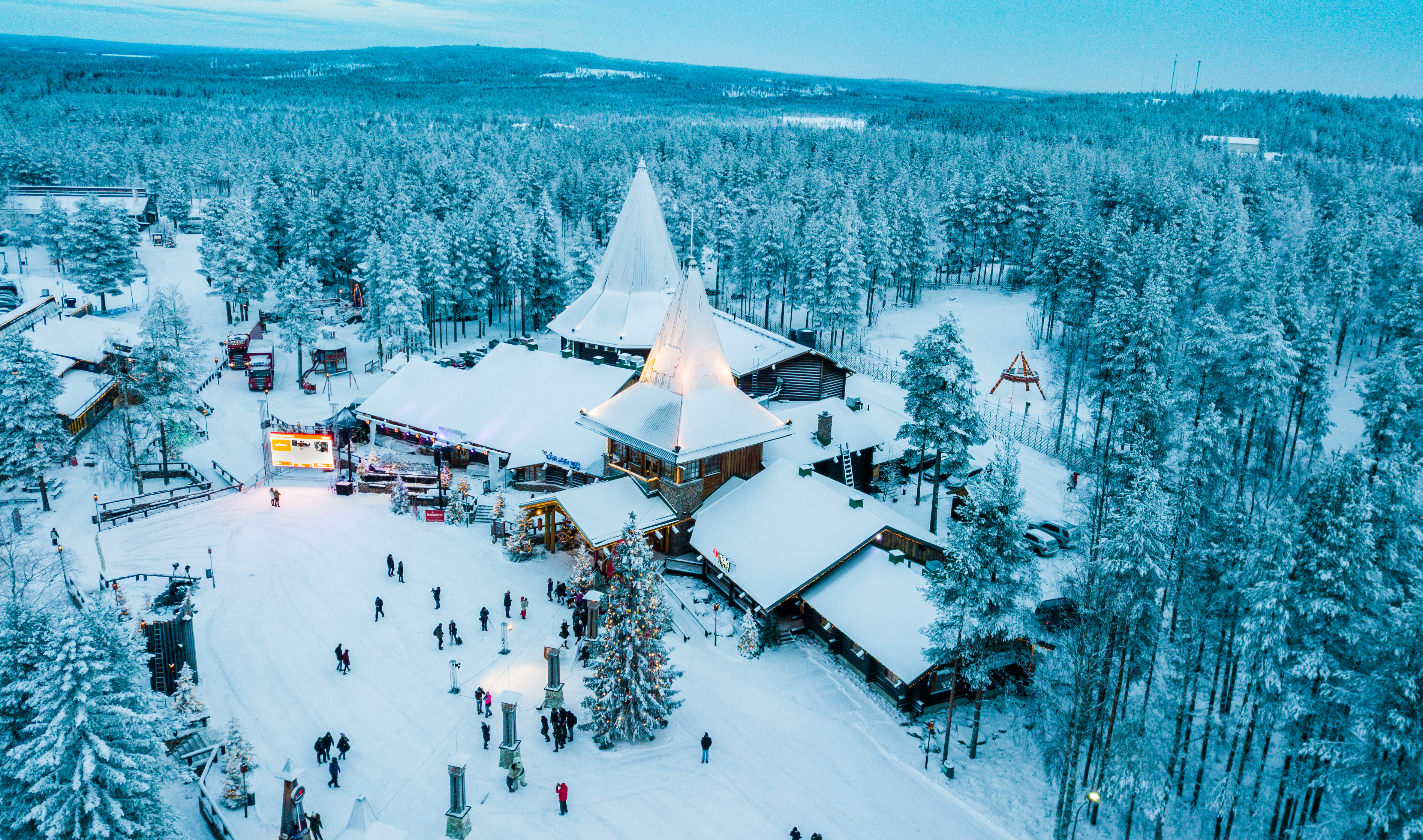 Luftfoto af Julemands Landsby i Rovaniemi Finland dækket af sne om vinteren