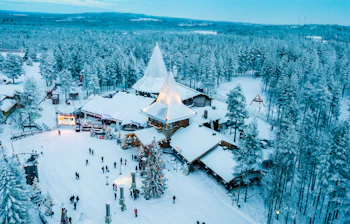 Luftfoto af Julemands Landsby i Rovaniemi Finland dækket af sne om vinteren