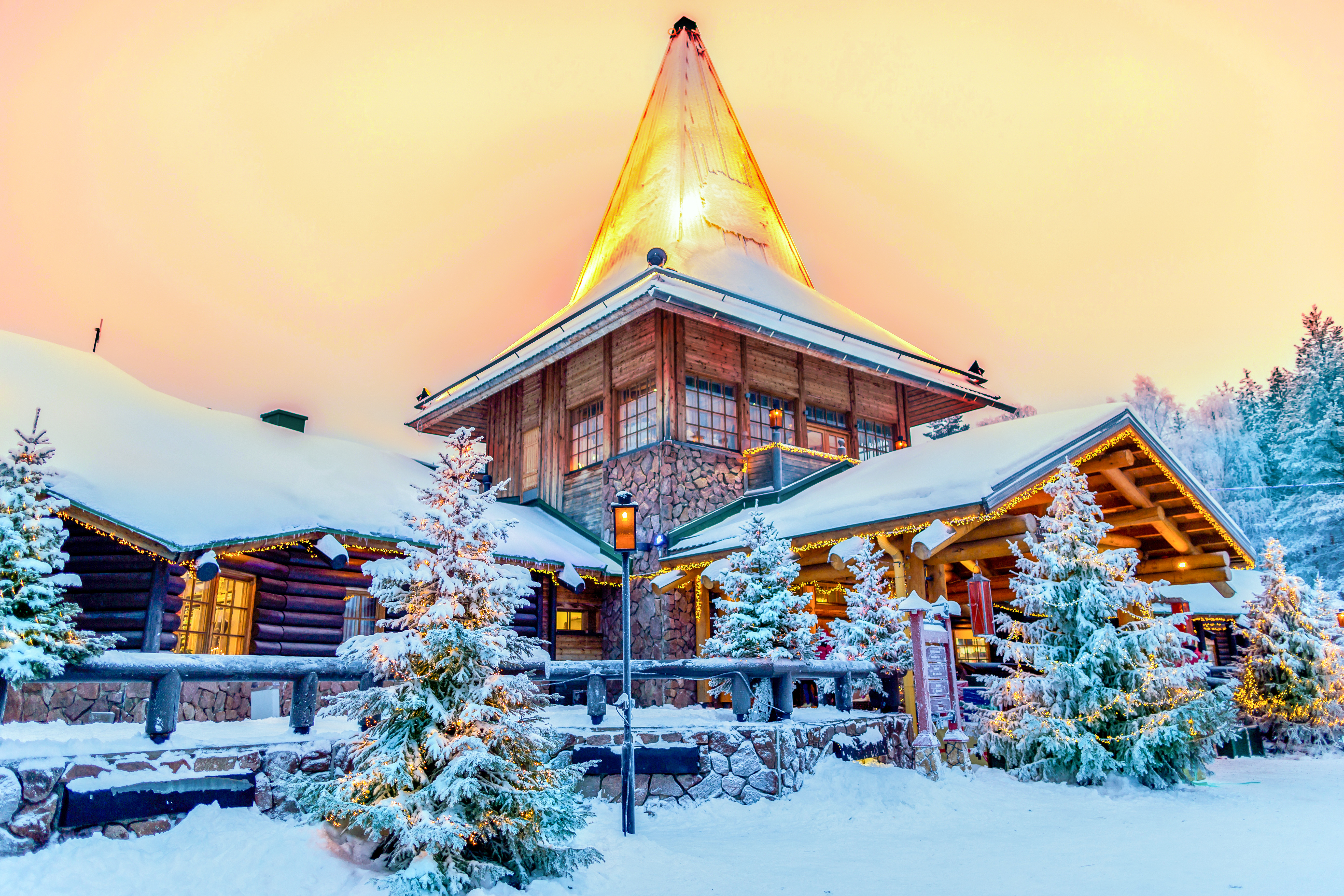Julemandsby med julelys og sne i Rovaniemi Lapland Finland vinterferie