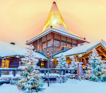 Julemandsby med julelys og sne i Rovaniemi Lapland Finland vinterferie