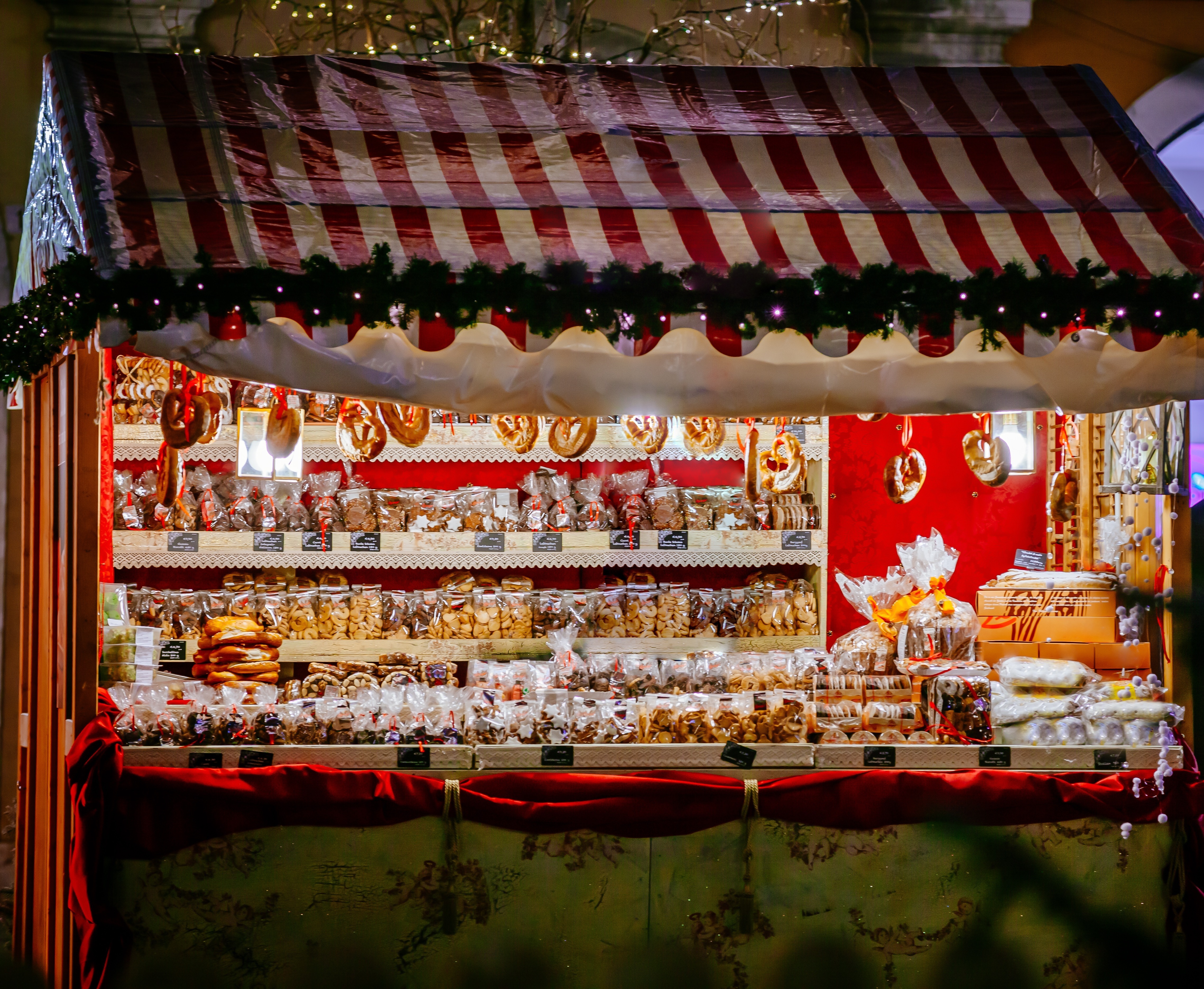 Traditionel julemarkedsbod med farverige lebkuchen kager og juleslik i Europa