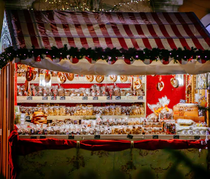 Traditionel julemarkedsbod med farverige lebkuchen kager og juleslik i Europa