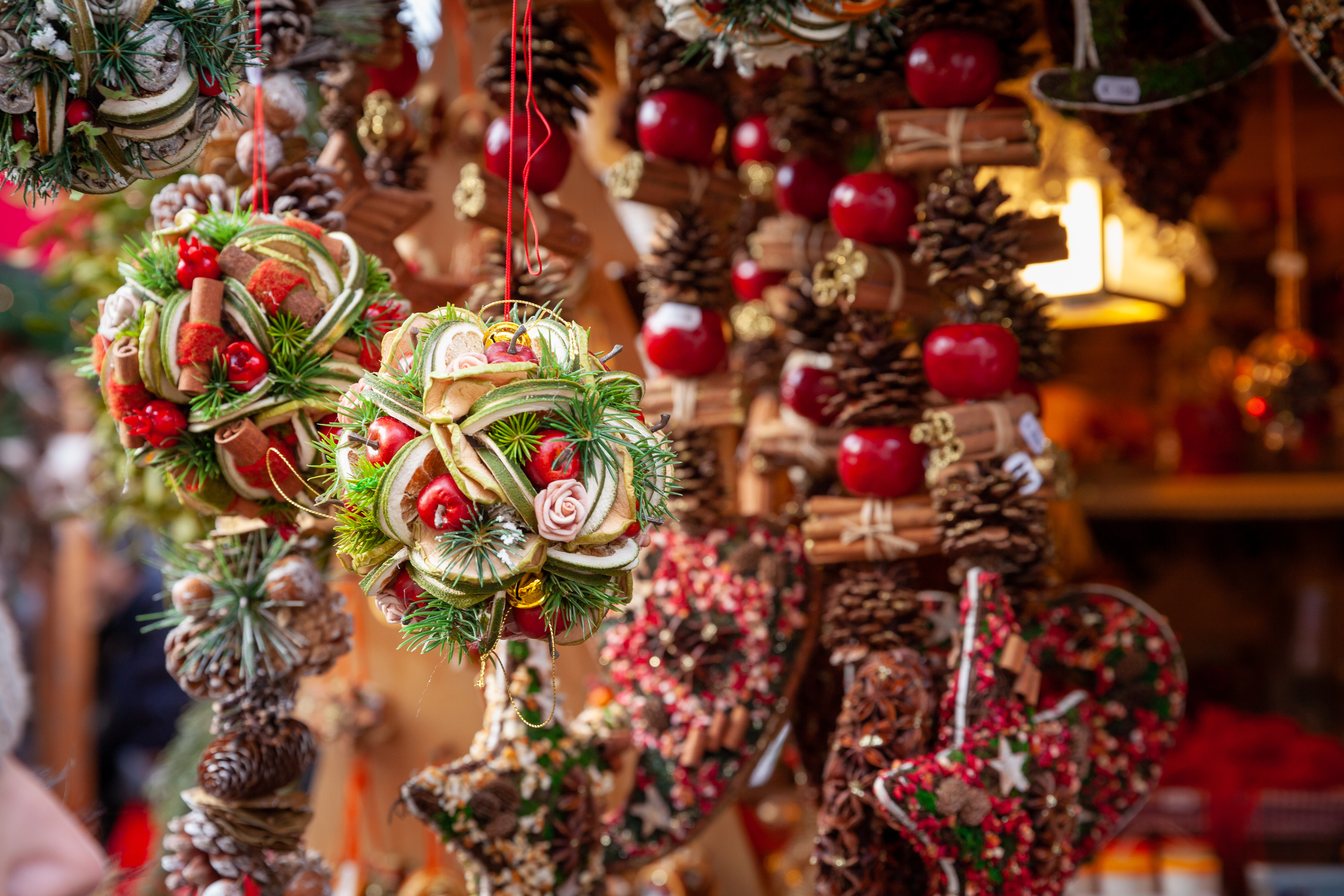 Farverige julepynt og dekorationer på det traditionelle julemarked i Bolzano, Trentino Alto Adige, Italien