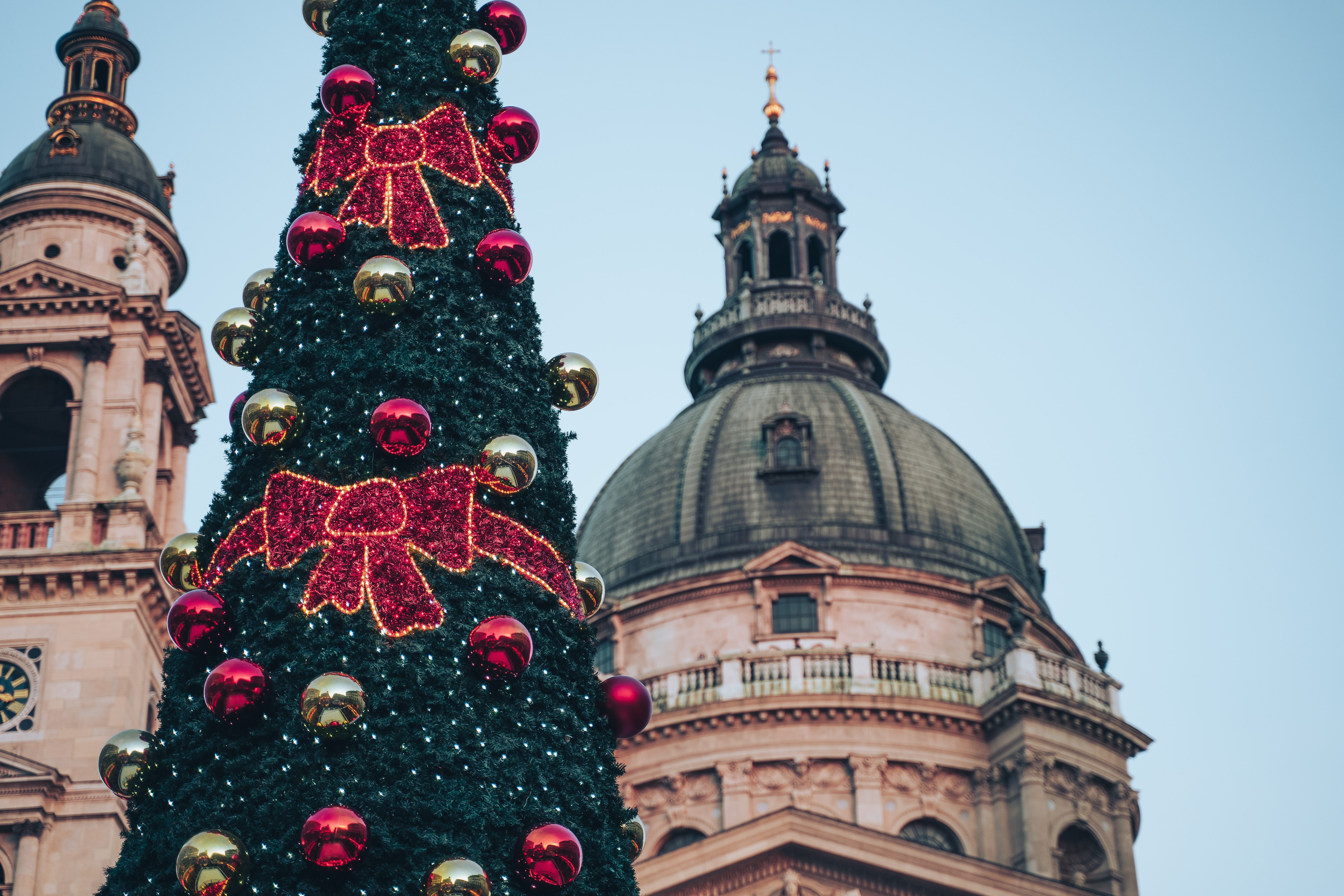 Stemningsfuldt julemarked i Budapest med festlige dekorationer og julelys i den ungarske hovedstad