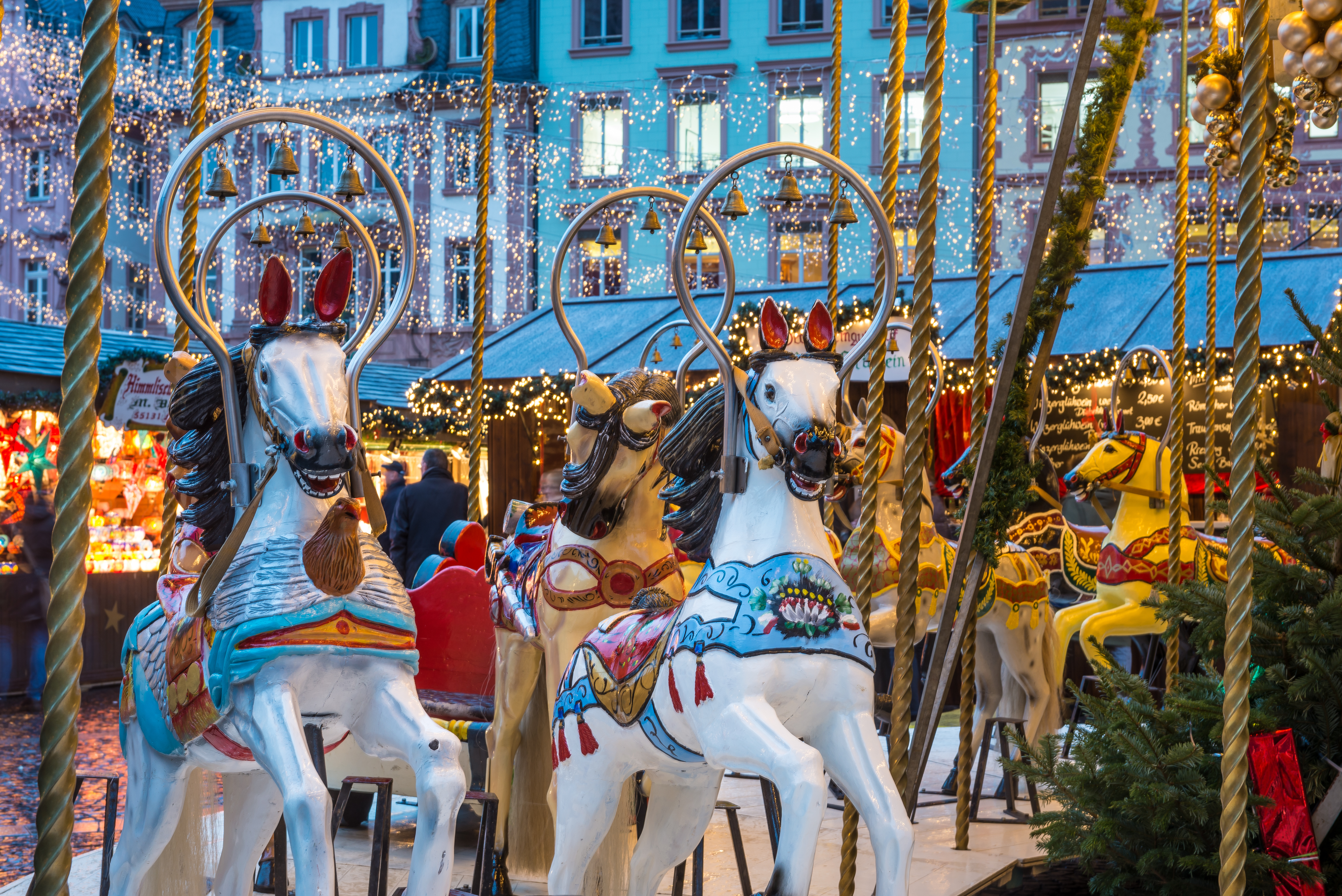 Karussel med hvide heste på tysk julemarked i Mainz ved Rhinen med julelys