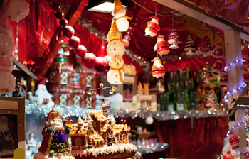 Farverigt julemarked i Wien med juleuddder, snemænd og festlige dekorationer