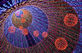 Farverigt juletræ med festlig julebelysning i Funchal på Madeira, Portugal