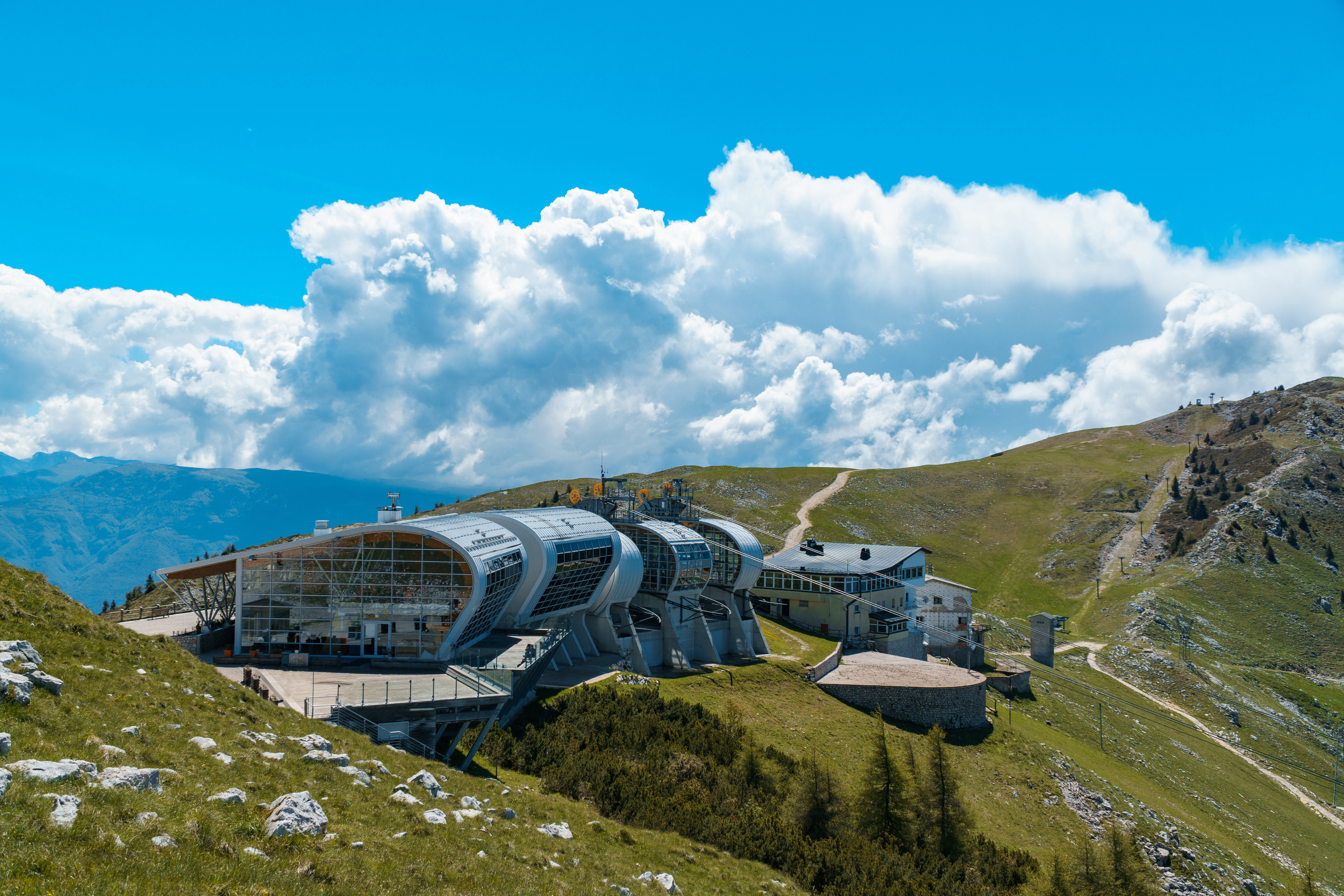 Kabelbanestation på Monte Baldo med spektakulær udsigt over Gardasøen og de italienske alper nær Malcesine, perfekt til vandreture og naturoplevelser