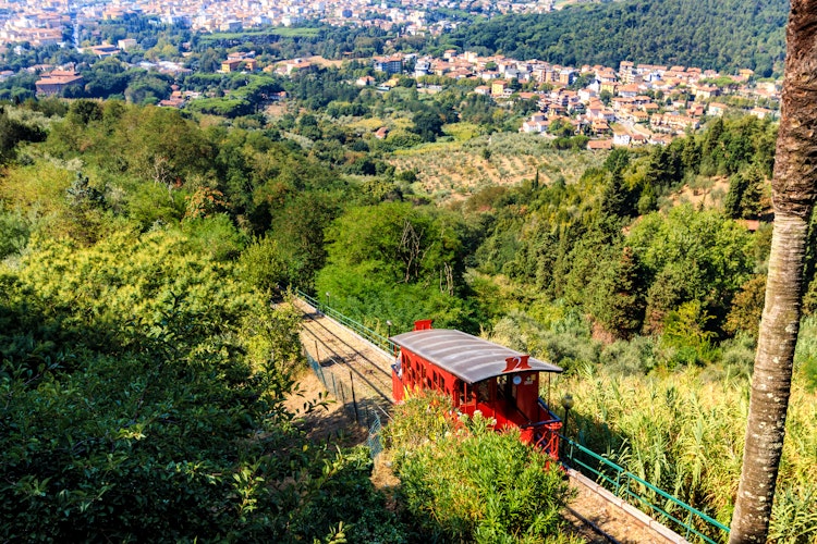 Historisk kabelbane mellem Montecatini Terme og Montecatini Alto i Toscana, perfekt udflugtsmål på din rejse med fantastisk udsigt over det toskanske landskab