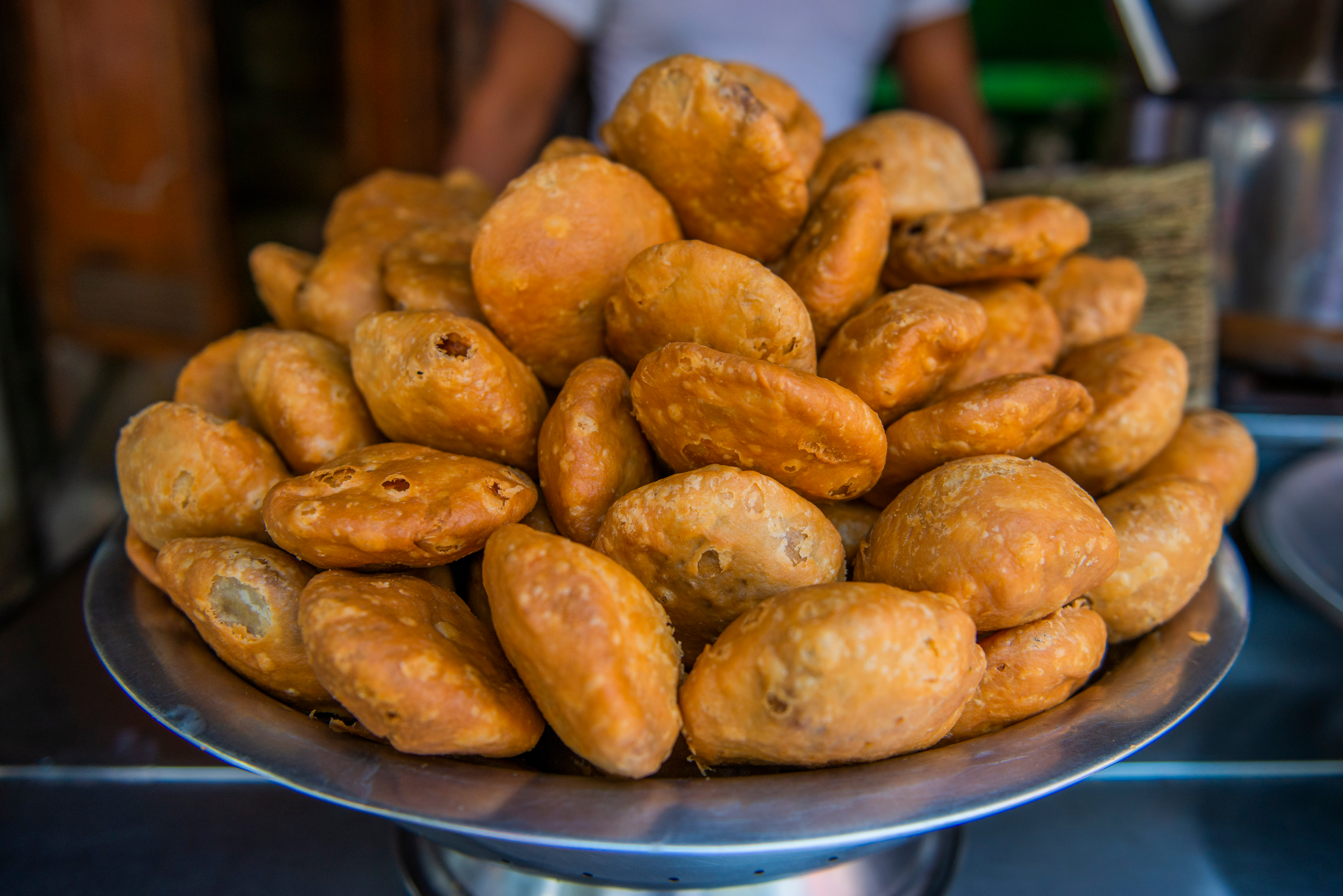 Gyldne kachori snacks på tallerken fra Chandni Chowk gademarked i Delhi, Indien - en traditionel dybstegt indisk delikatesse