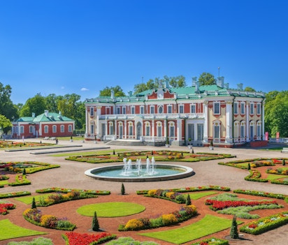 Det smukke Kadriorg Palads med formelle haver og springvand i Tallinn, bygget af Peter den Store til Katharina I af Rusland