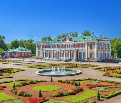 Det smukke Kadriorg Palads med formelle haver og springvand i Tallinn, bygget af Peter den Store til Katharina I af Rusland