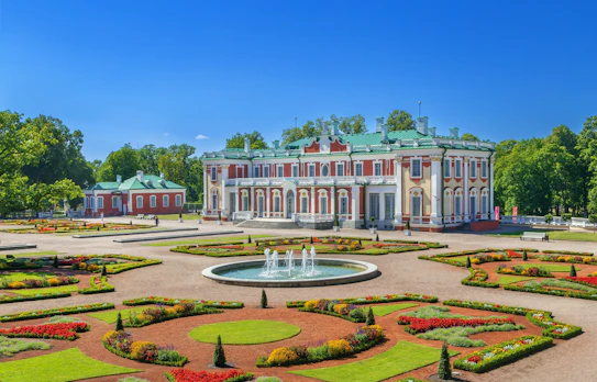 Det smukke Kadriorg Palads med formelle haver og springvand i Tallinn, bygget af Peter den Store til Katharina I af Rusland