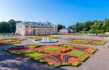 Det historiske Kadriorg Palads med barokarkitektur omgivet af velholdte haver i Tallinn, Estland