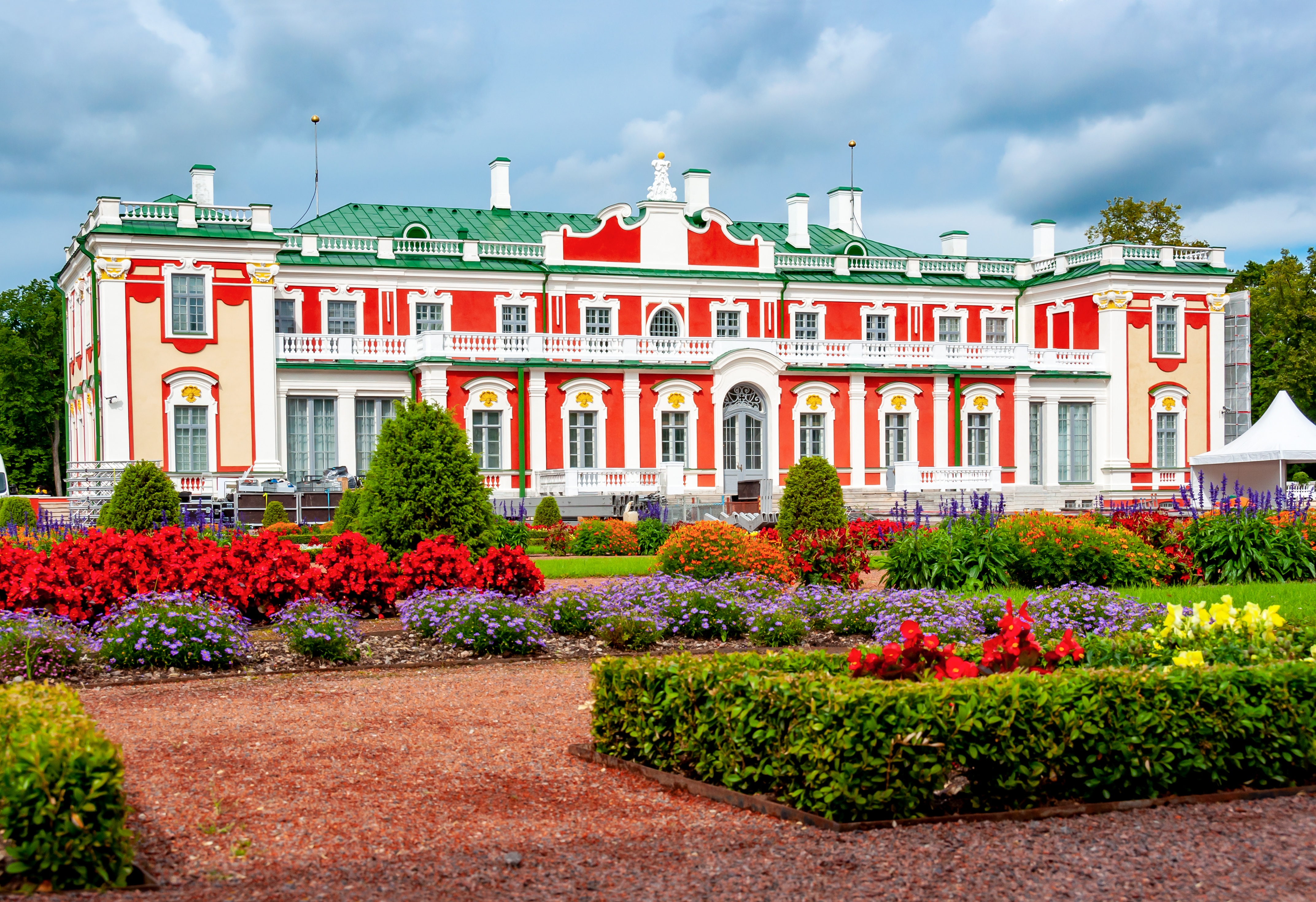 Smukt Kadriorg Slot i Tallinn Estland med farverig barokarkitektur og formelle haver