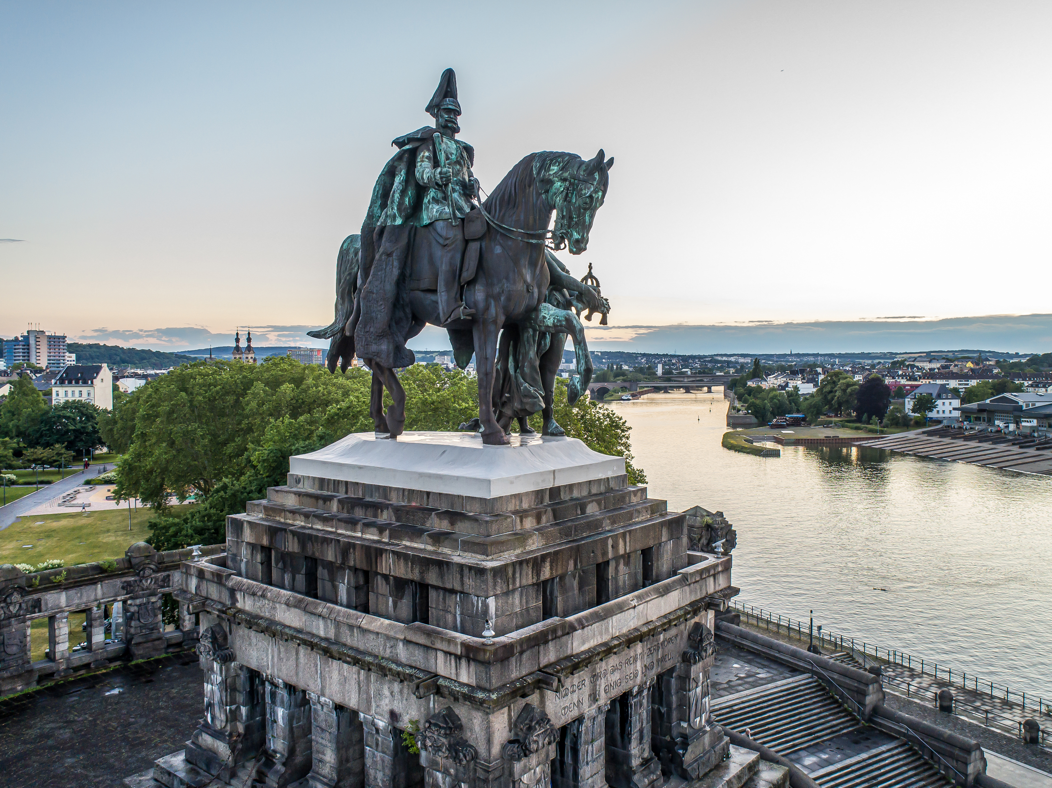 Kaiser Wilhelm monument ved sammenløbet af Rhinen og Mosel i historiske Koblenz Tyskland