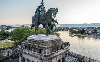 Kaiser Wilhelm monument ved sammenløbet af Rhinen og Mosel i historiske Koblenz Tyskland