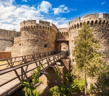 Den historiske Kalemegdan-fæstning med middelalderlige tårne og træbro ved indgangen til det gamle citadel i Beograd, Serbien