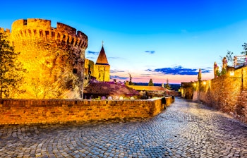Den historiske Kalemegdan-fæstning oplyst i aftenmørket i Beograd, Serbien - et imponerende middelalderligt monument