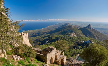 Historiske ruiner af Kantara-slottet i Nordcypern med betagende udsigt over Middelhavet og grønne bjerglandskaber