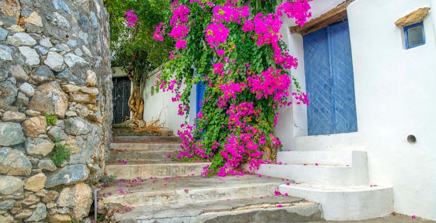 Charmerende hvide huse i Karmi landsbyen med bjergudsigt i Kyrenia, Nordcypern