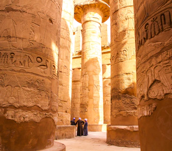 Imponerende antikke stensøjler med hieroglyffer i Karnak-templet, et UNESCO verdensarvssted i Luxor, Egypten