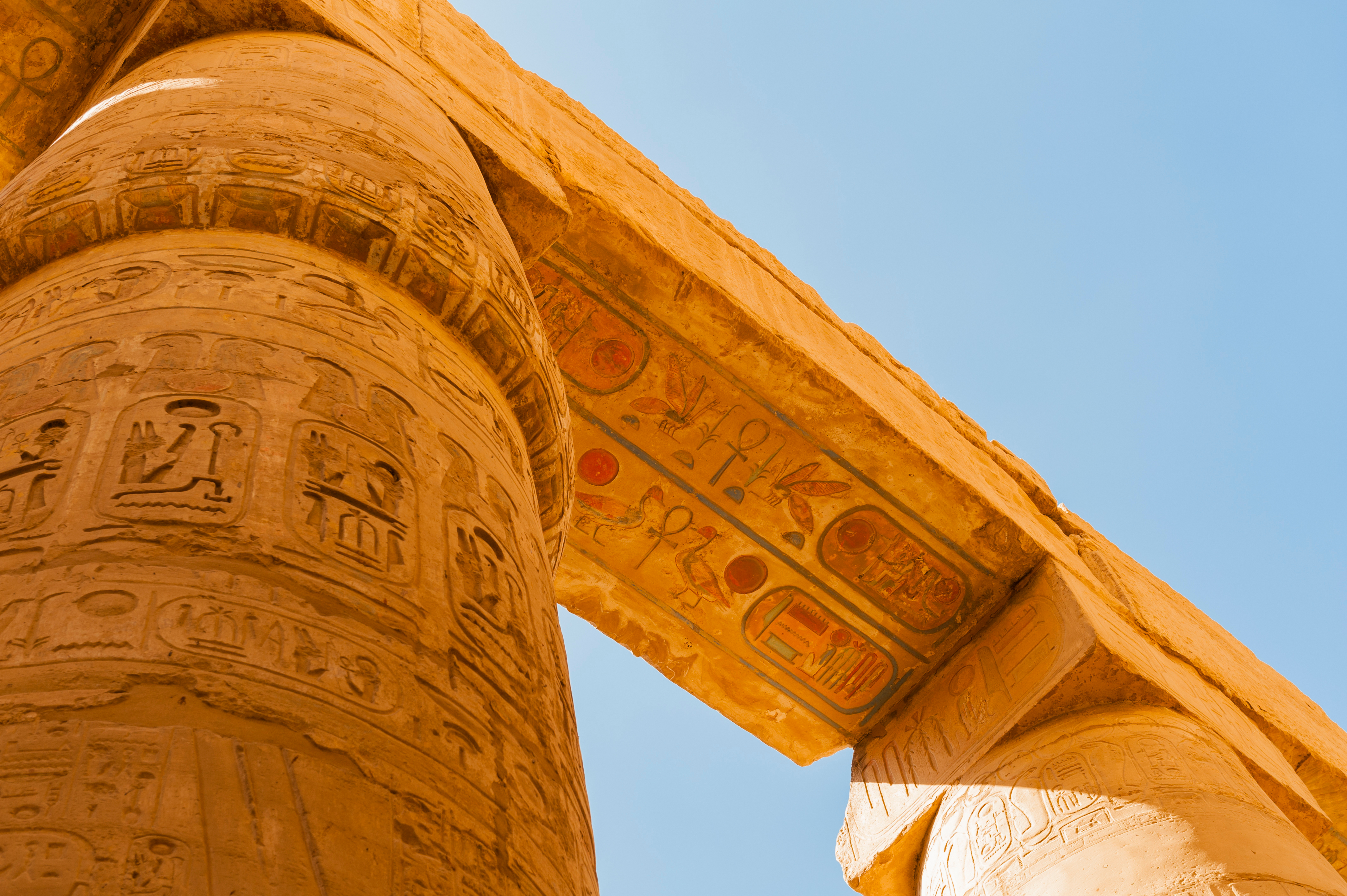 Antikke egyptiske hieroglyffer på massive stensøjler i Karnak Tempel komplekset i Luxor, Egypten