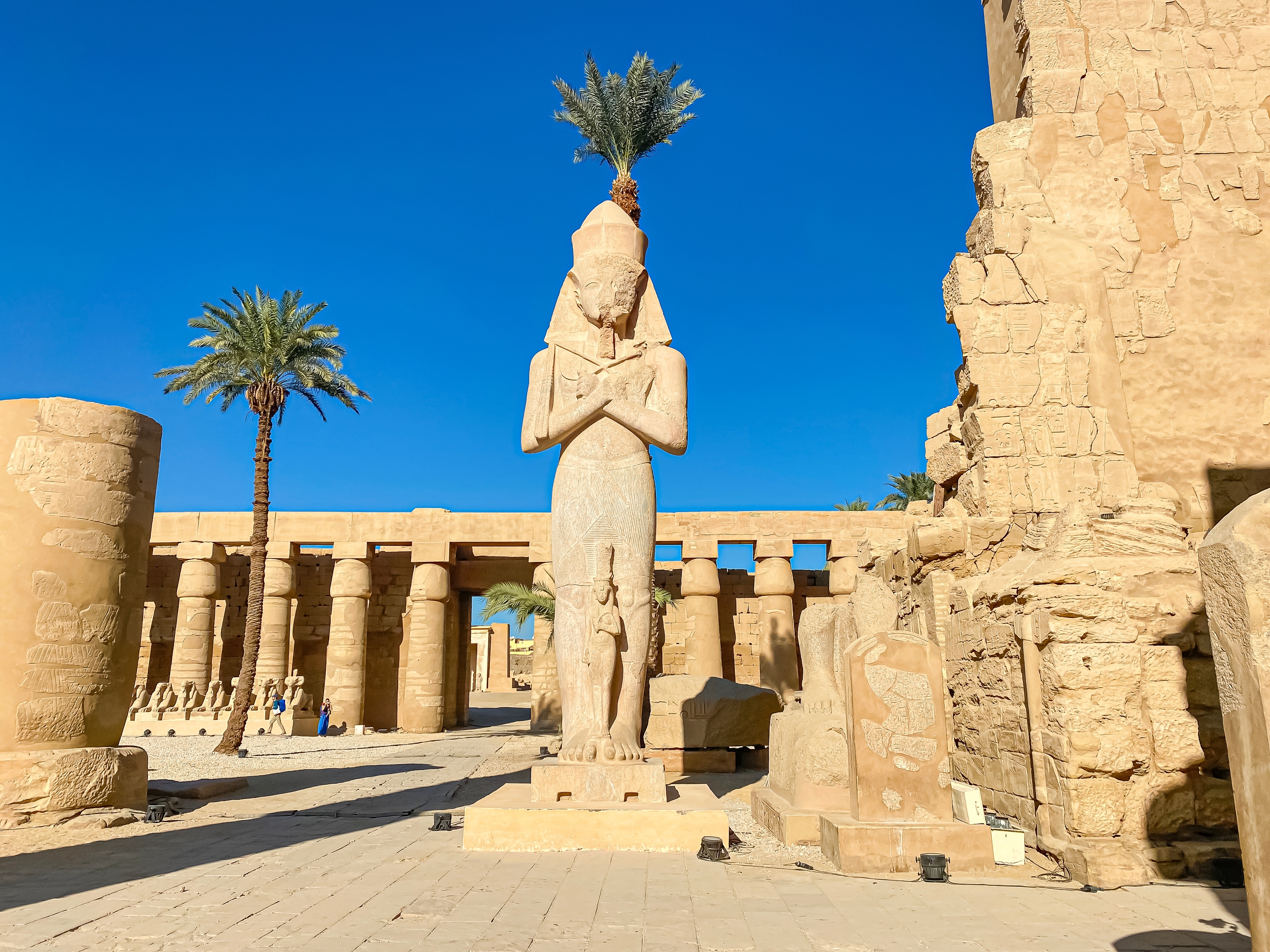 Antikt Karnak tempel med kæmpe farao statue og søjler i Luxor Egypten