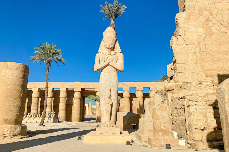 Antikt Karnak tempel med kæmpe farao statue og søjler i Luxor Egypten