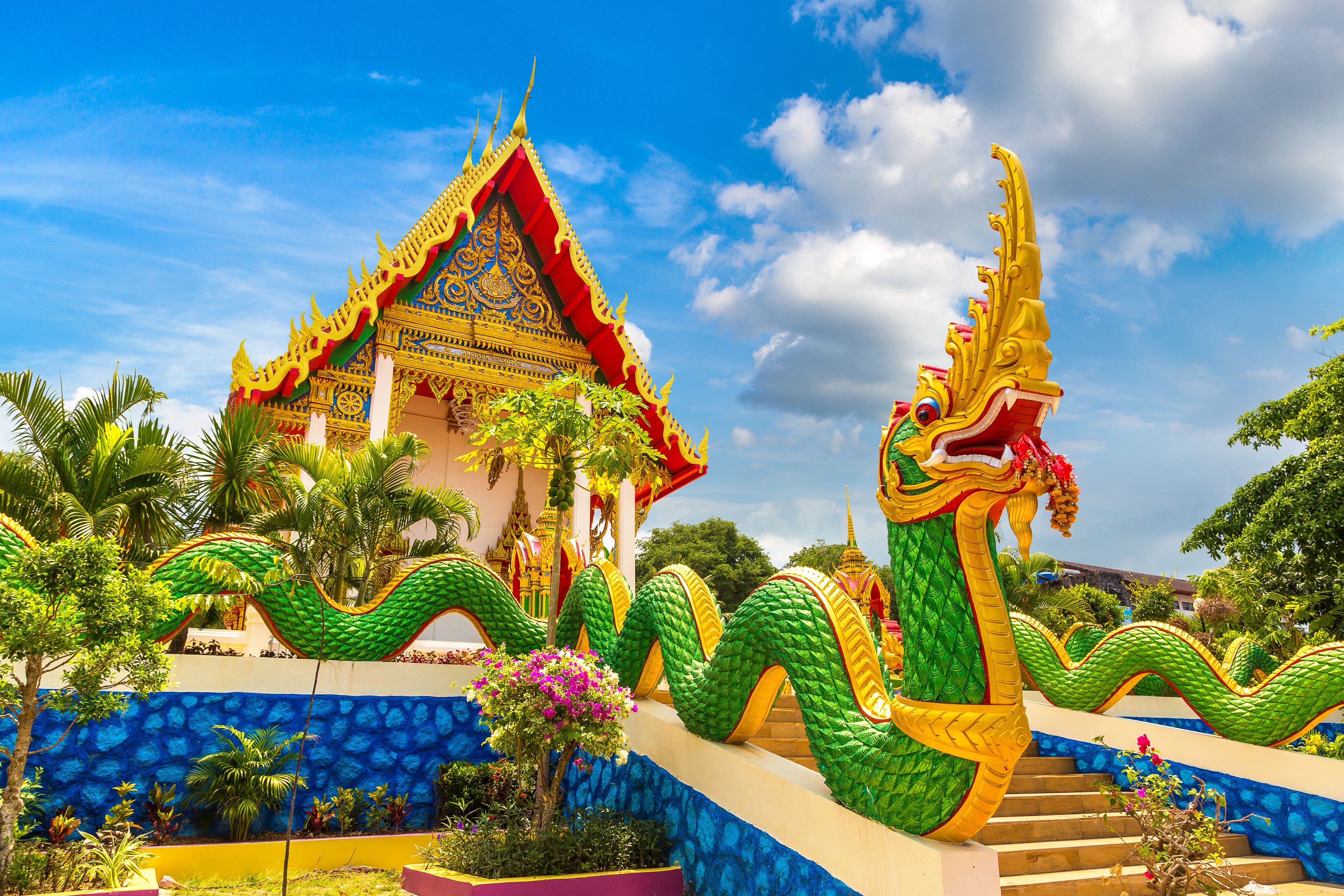 Farverigt Karon tempel med grøn dragestatue i Phuket, Thailand under en solrig sommerdag