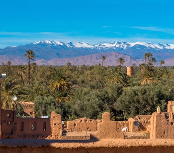 Historisk Kasbah Amridil i Skoura oasen med snedækkede Atlasbjerge i baggrunden, Marokko