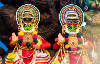 Farverige Kathakali-dansere med traditionel makeup og kostume ved kulturel forestilling i Kerala, Sydindien