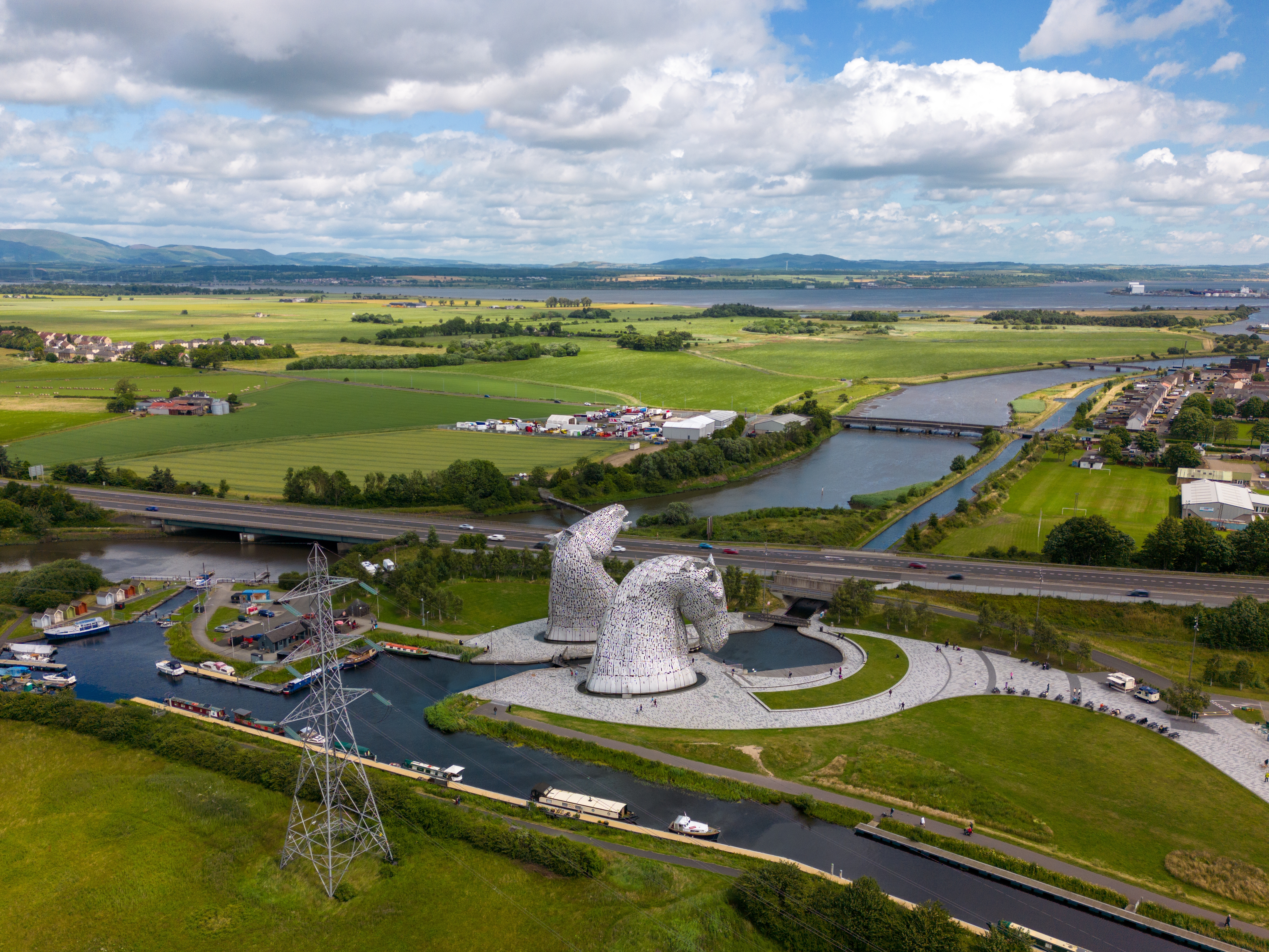 Imponerende luftfoto af The Kelpies i Falkirk - to 30 meter høje hesteskulpturer inspireret af skotsk mytologi på vores rundrejse i Skotland