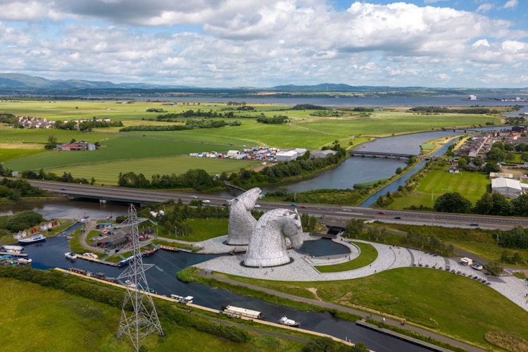 Imponerende luftfoto af The Kelpies i Falkirk - to 30 meter høje hesteskulpturer inspireret af skotsk mytologi på vores rundrejse i Skotland