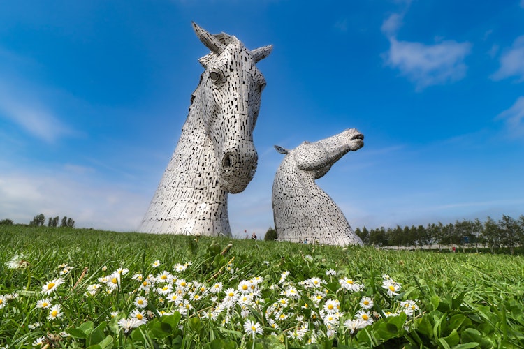 De berømte Kelpies - imponerende hestehovedskulpturer i metal ved Forth and Clyde-kanalen i Falkirk, Skotland, en populær seværdighed under rejser til Skotland