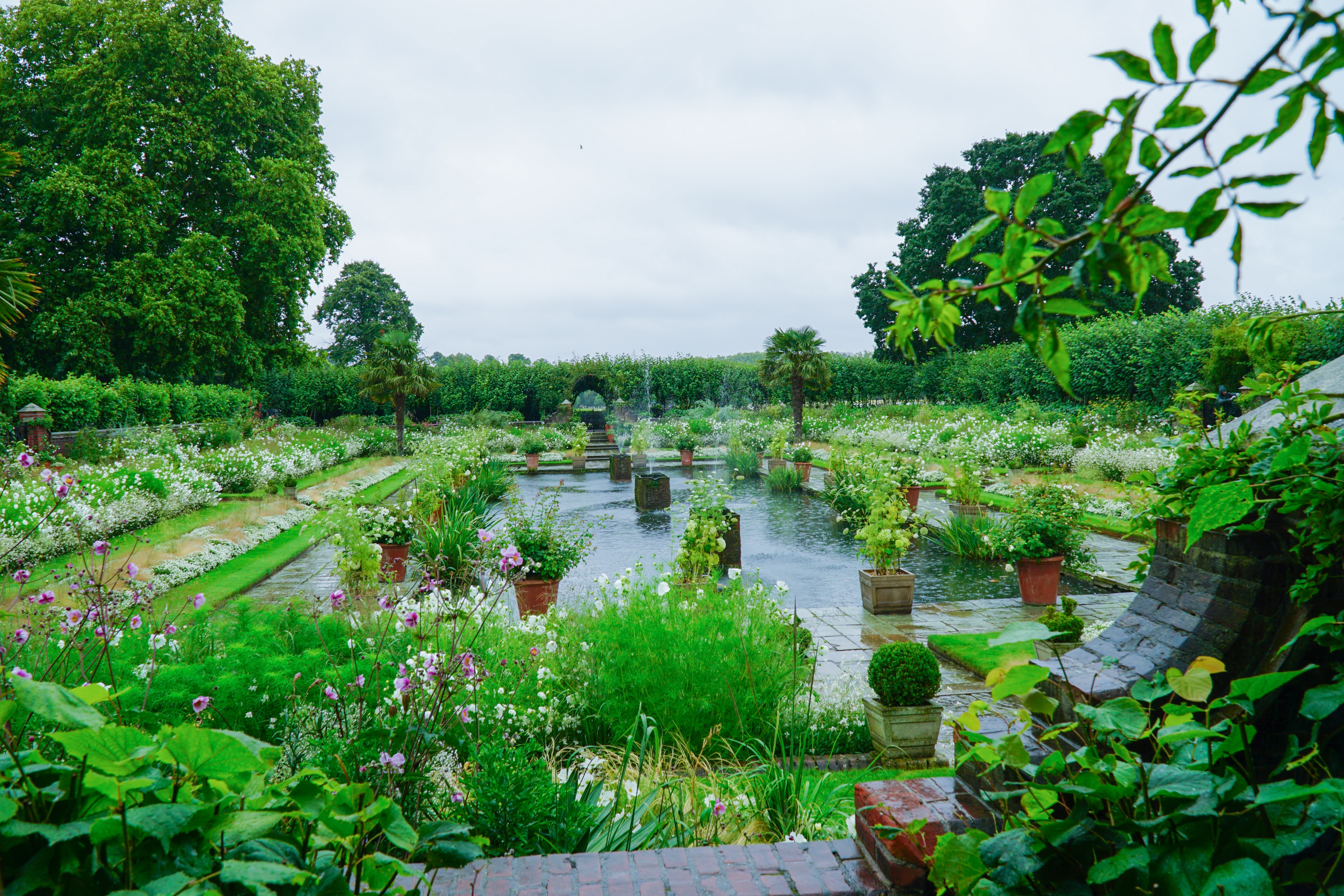 Farverig have ved det historiske Kensington Palace i London, England - en smuk seværdighed for rejsende til Storbritannien
