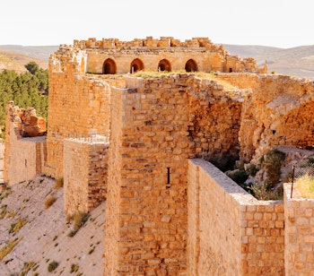Imponerende stenmurværk og buer i Kerak Slottet, en historisk korsfarerborg fra middelalderen i Jordan