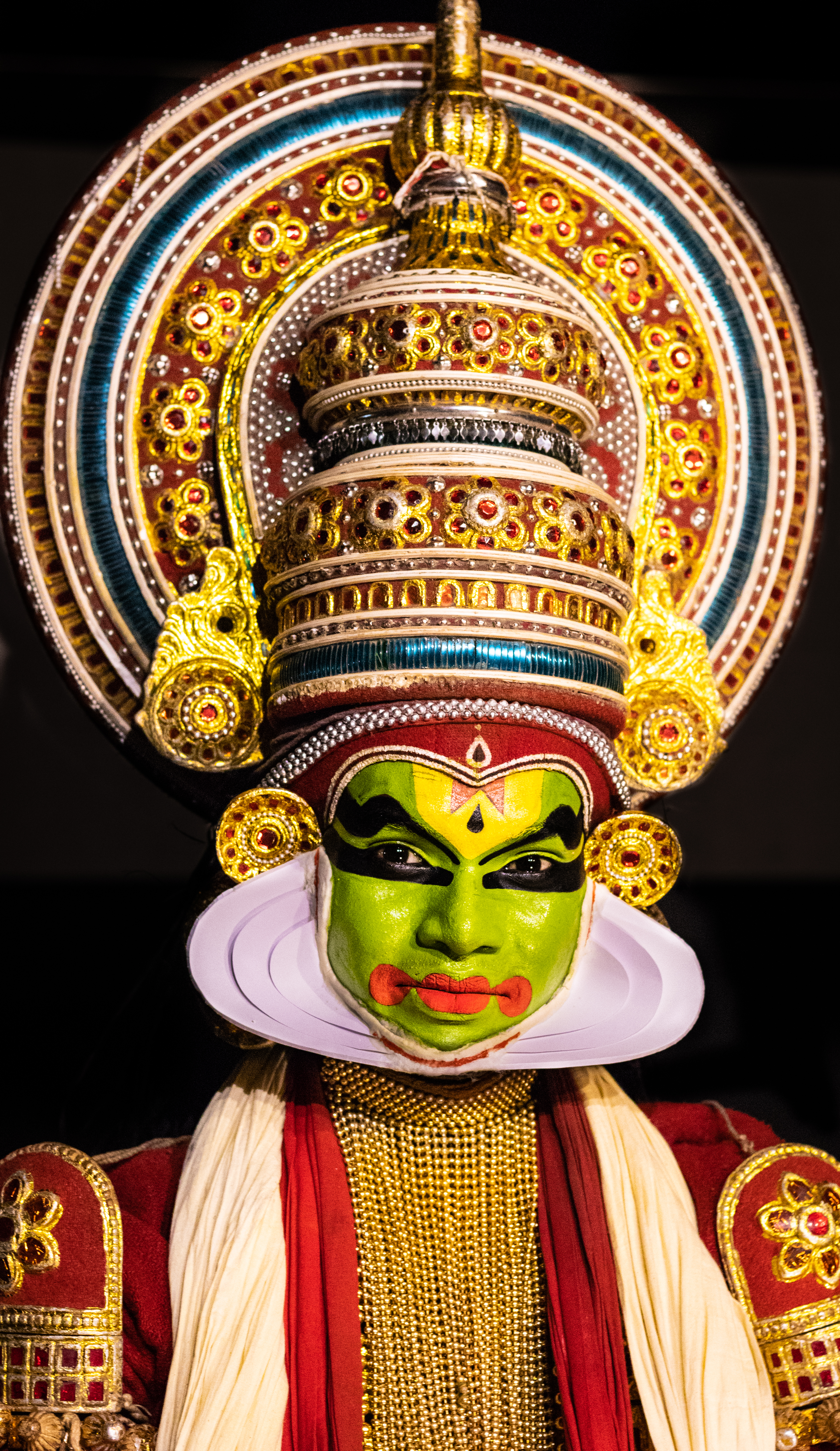 Traditionel Kathakali-danser fra Kerala med farverig ansigtsmaling og udtryksfuldt ansigt, der viser denne klassiske sydindiske danseform