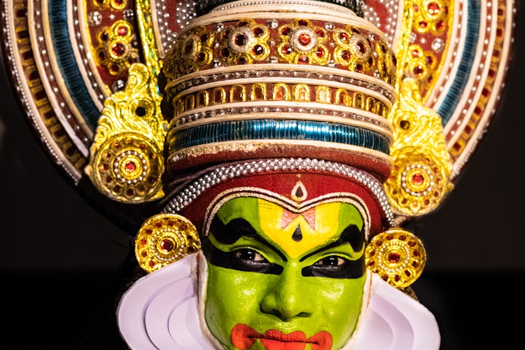 Traditionel Kathakali-danser fra Kerala med farverig ansigtsmaling og udtryksfuldt ansigt, der viser denne klassiske sydindiske danseform