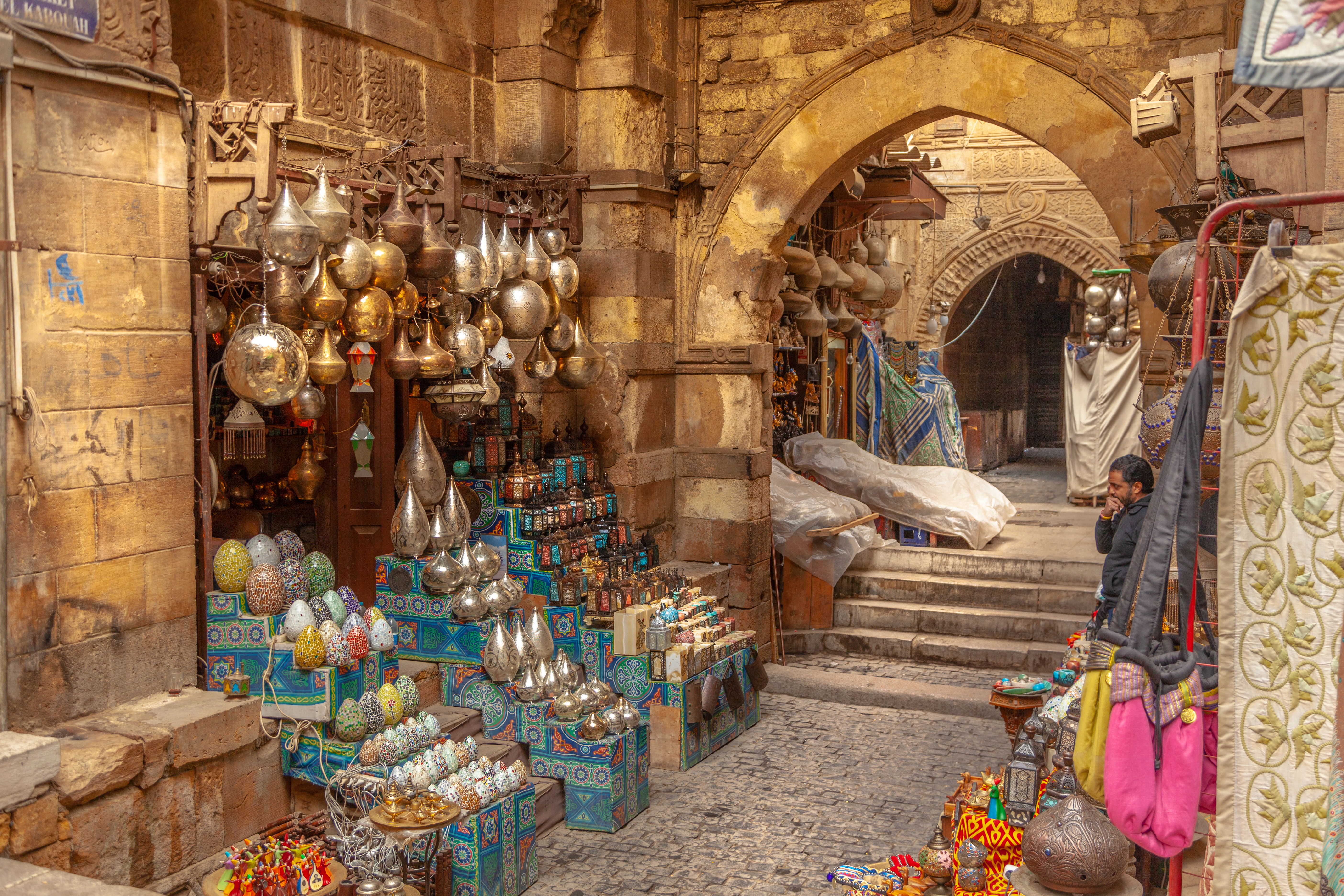 Farverig souvenirbutik med messinglygter og dekorative genstande i Khan el-Khalili bazaren i Islamisk Kairo, Egypten