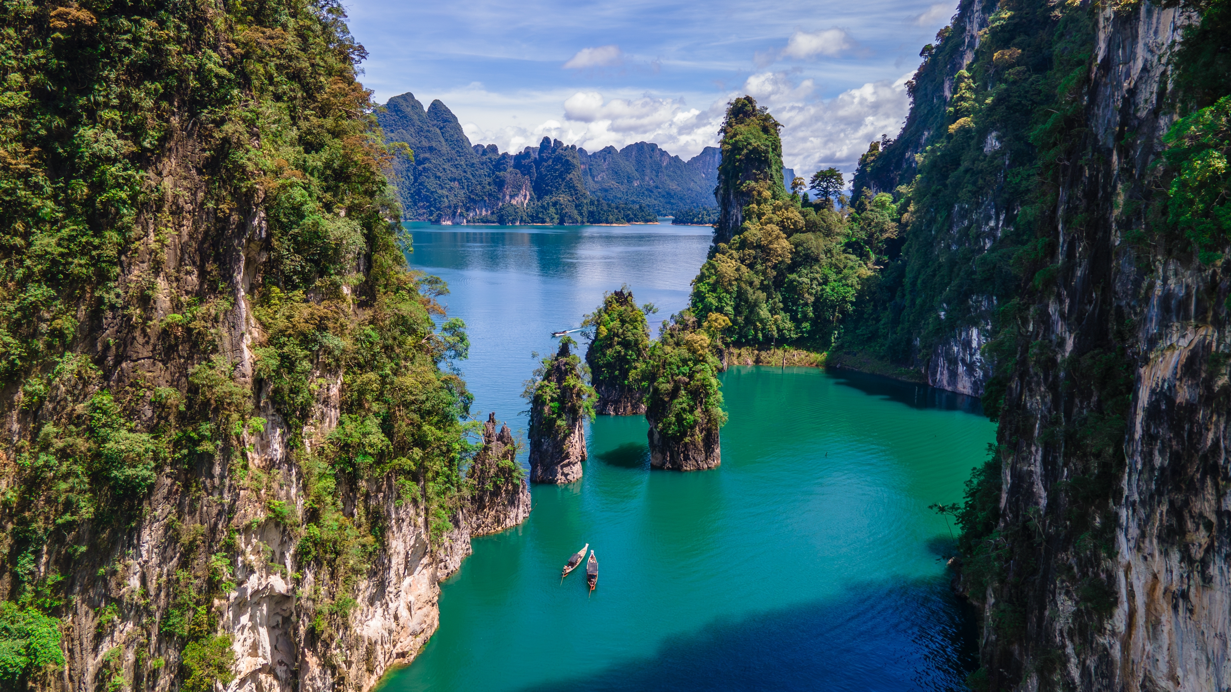 Turkisblåt vand omgivet af majestætiske kalkstensformationer i Khao Sok Nationalpark, Surat Thani, Thailand