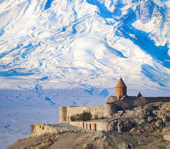 Det historiske Khor Virap kloster i Armenien med det majestætiske bjerg Ararat i baggrunden under klar blå himmel